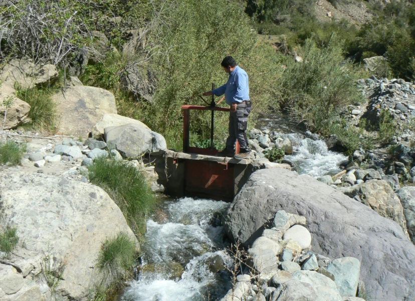 Operario revisando una compuerta de canal